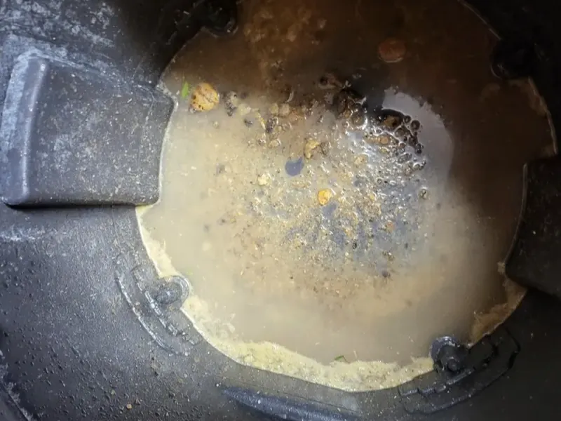 창원 성산구 석션 통 바닥에 가라앉은 찌꺼기