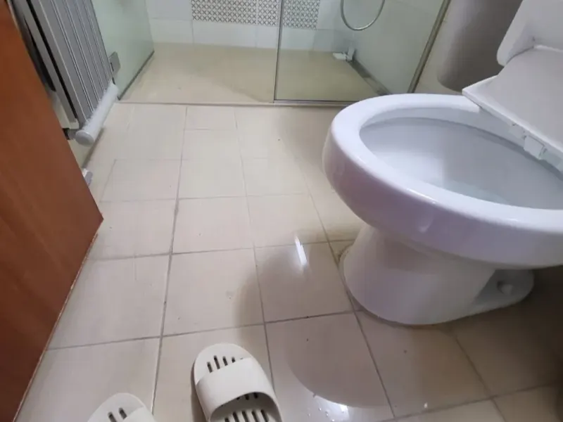 창원 성산구 물이 넘쳐 젖은 화장실 바닥