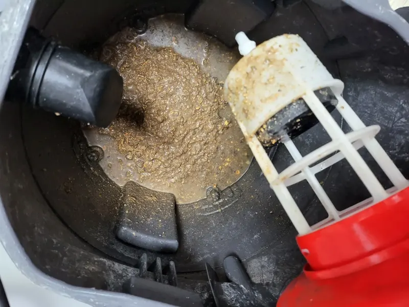 창원 성산구 석션 통 안에 모인 음식물 찌꺼기