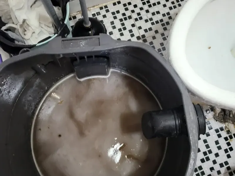 창원 성산구 석션 장비 통에 모인 오수